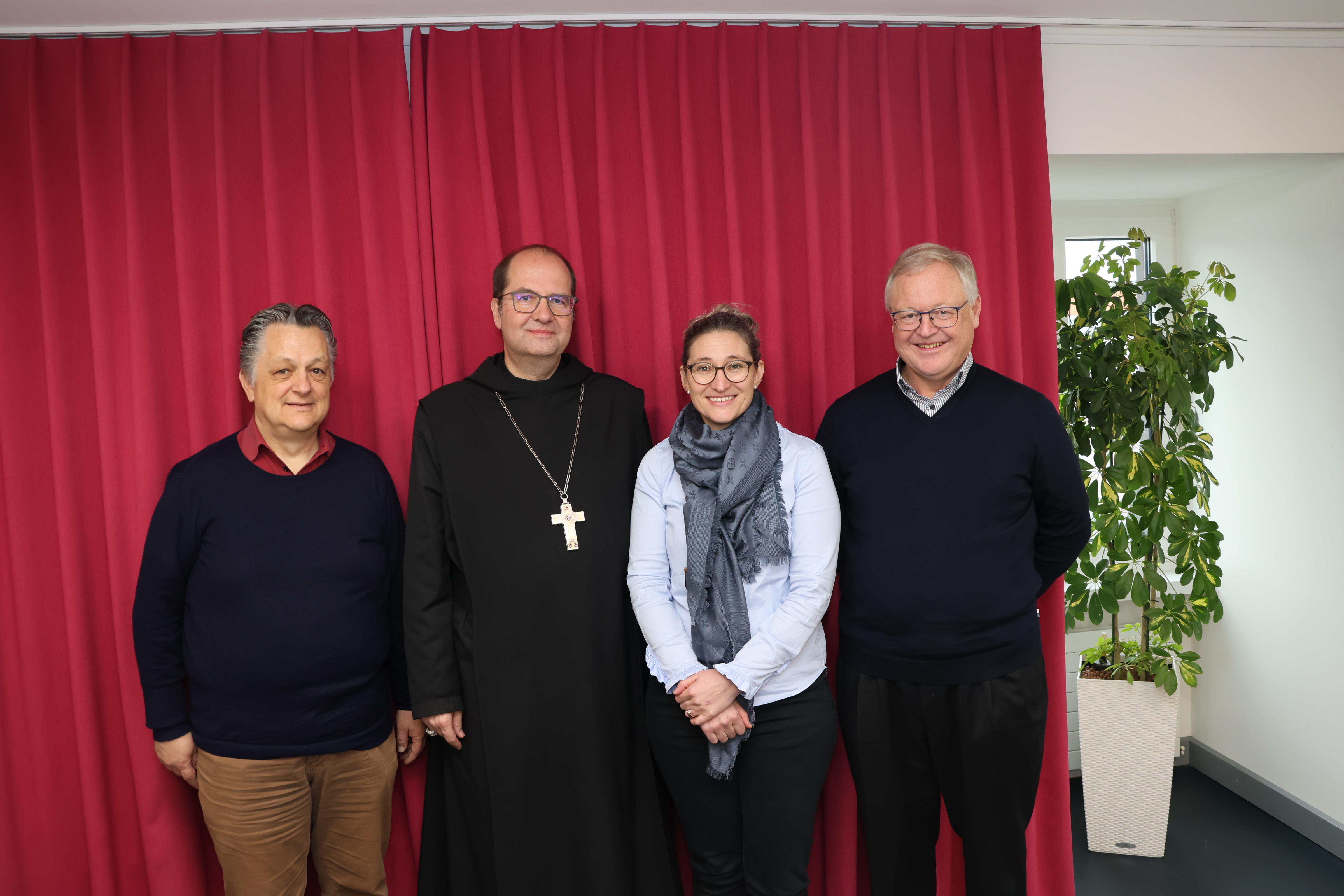 Besuch des höchsten Benediktiners in Baar: (v.l.n.r.: VKKZ-Präsident Stefan Doppmann, Abtprimas Jeremias Schröder, Kirchenrätin Tamara Bucher, P. Markus Muff). Foto: Arnold Landtwing