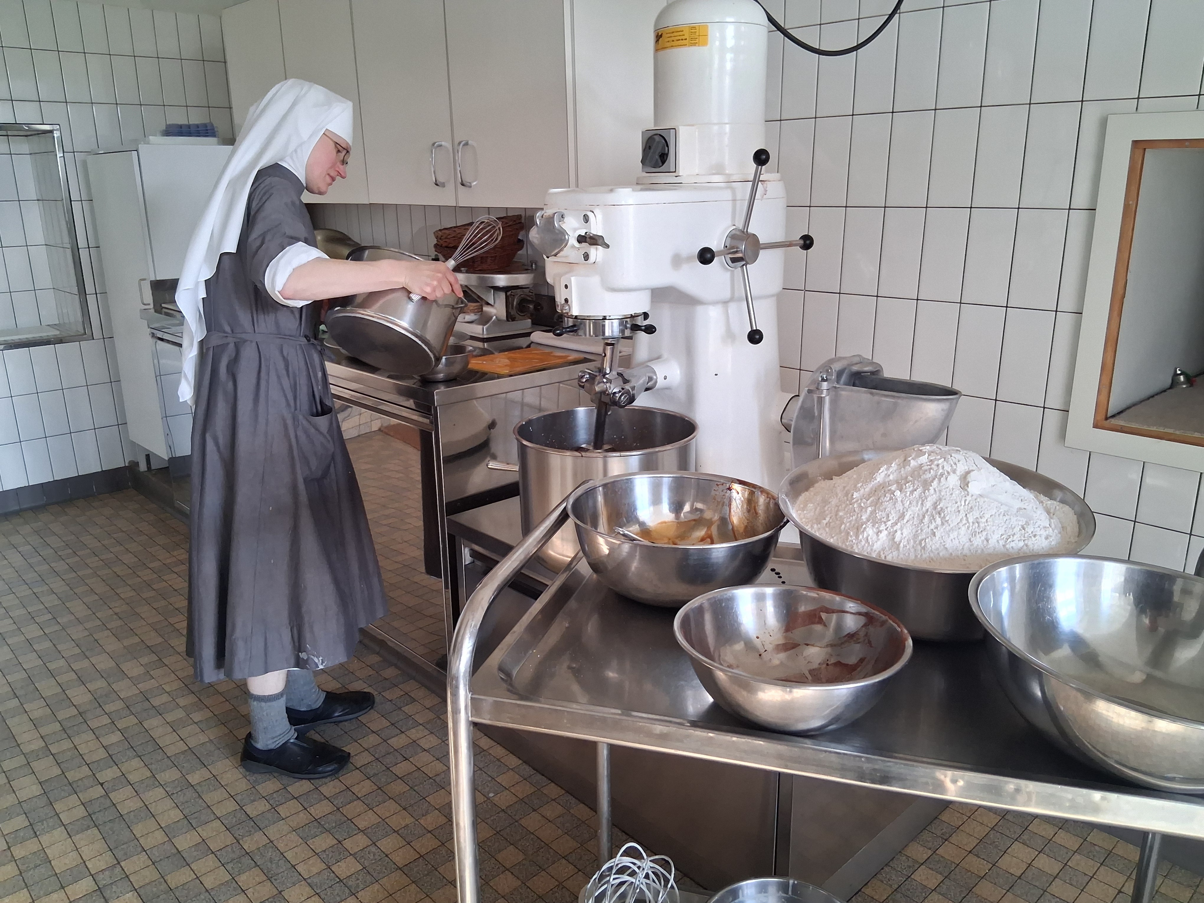 Lange Tradition: Alle sechs bis acht Wochen bereitet eine der Klosterschwestern rund 14 Kilo Teig für die traditionellen Lebkuchen zu. Foto: Kloster Frauenthal