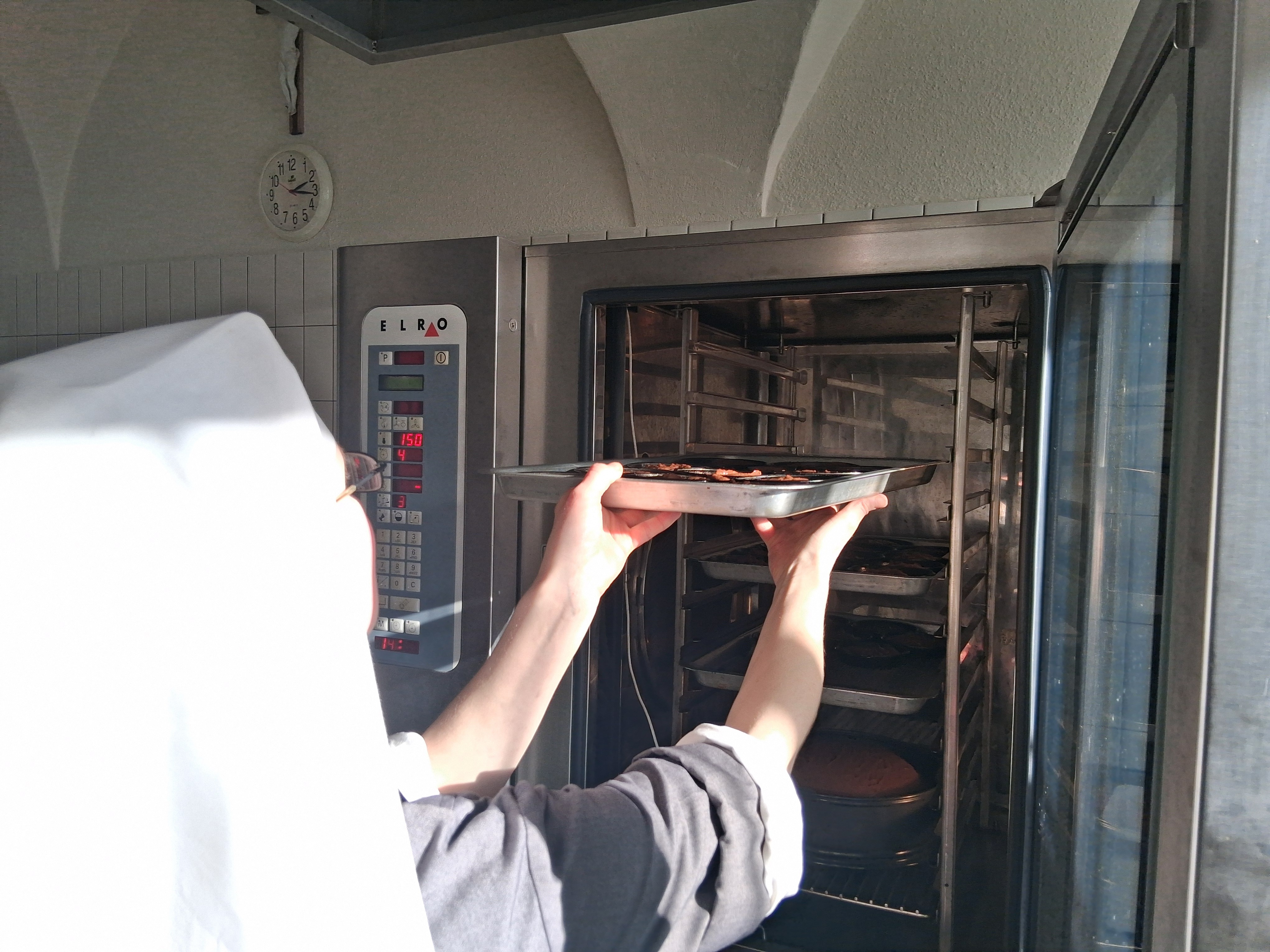 ...und kommt danach in den Ofen. Sobald die Lebkuchen durchgebacken sind... Foto: Kloster Frauenthal