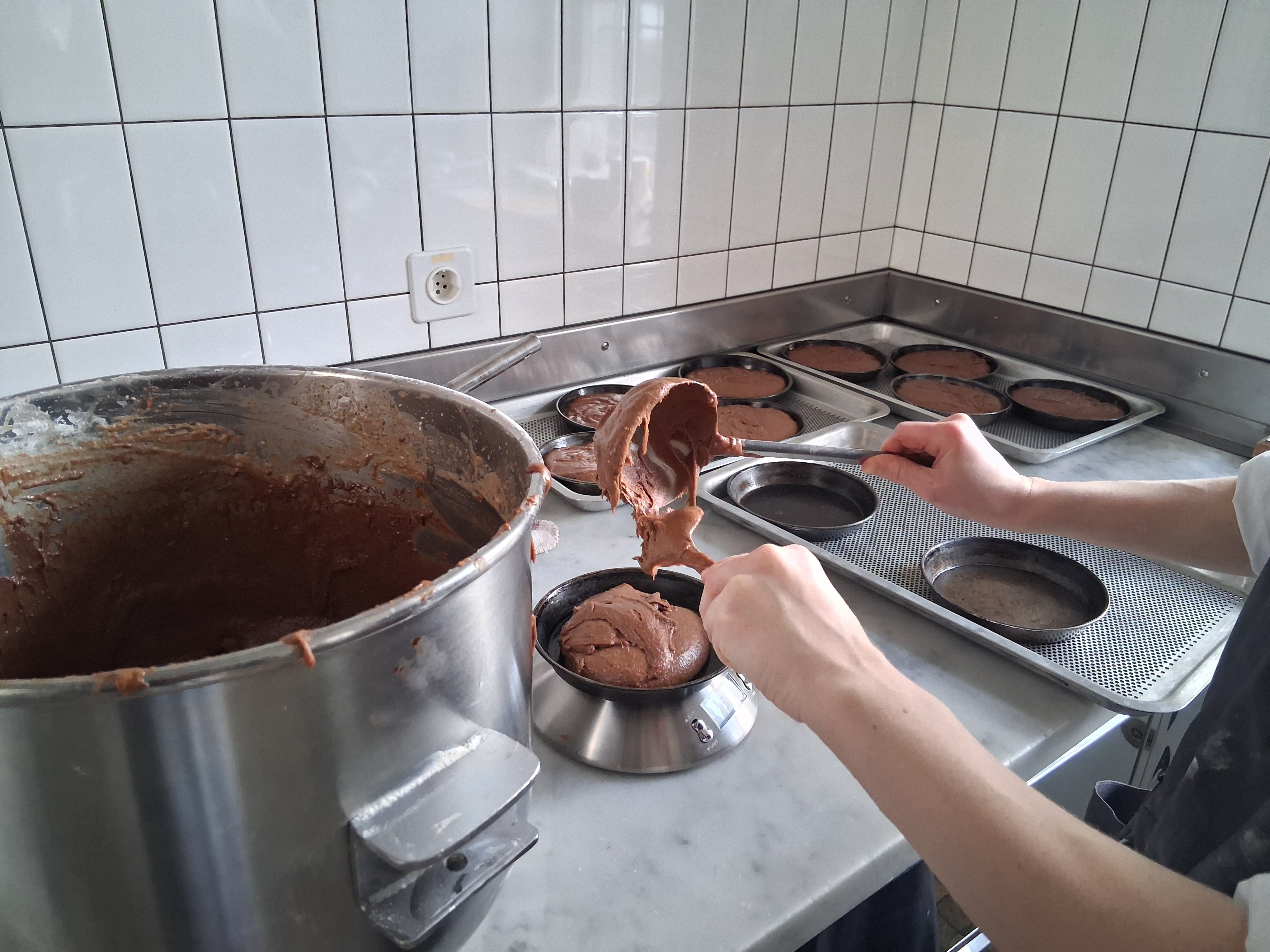 Los geht's: Der noch crèmige Lebkuchenteig wir in die Backförmchen gefüllt. Foto: Kloster Frauenthal