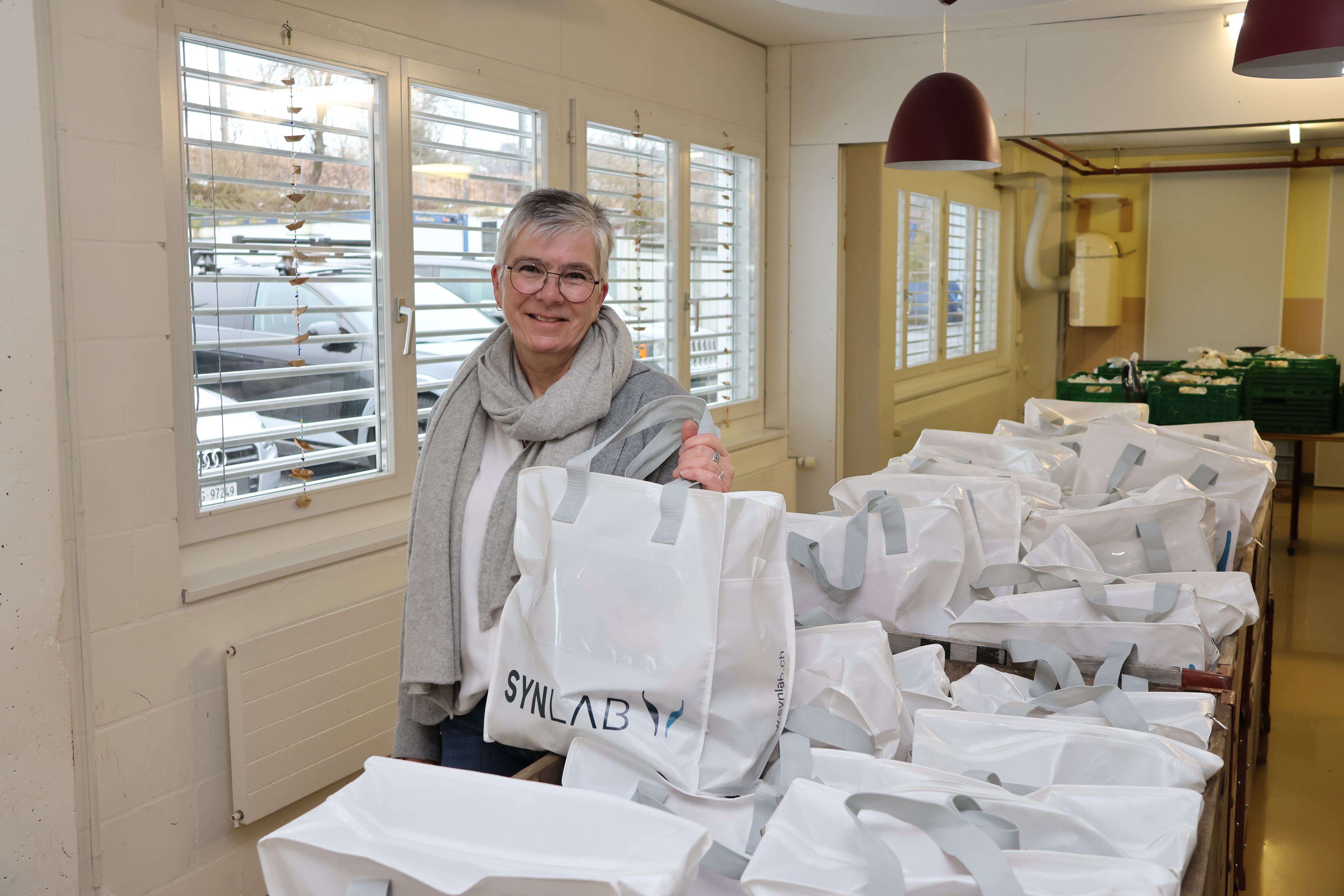 Yolanda Fässler, Bereichsleiterin GGZ@Work Industrie und Produktion, freute sich anfangs Jahr über mehr als 8 Tonnen gespendete Lebensmittel. Foto: Arnold Landtwing