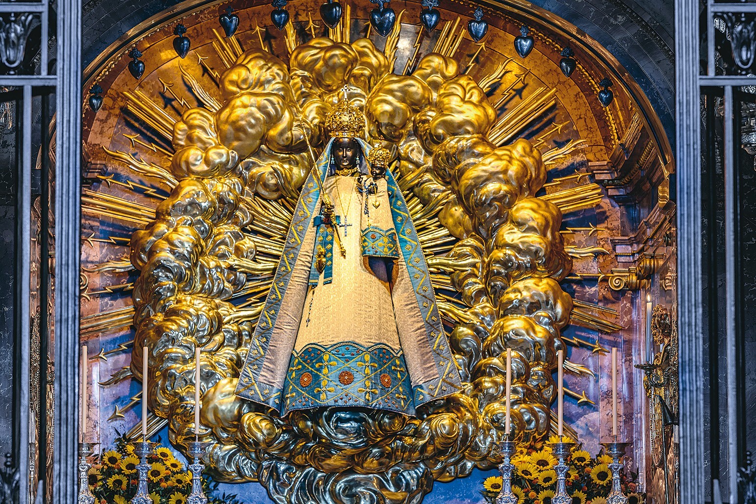 Die «Schwarze Madonna» in der Gnadenkapelle der Klosterkirche, alljährliches Ziel der Zuger Landeswallfahrt nach Einsiedeln, 2025. Foto: Andreas Busslinger